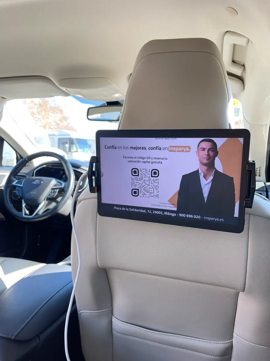 Pantalla con el anuncio de un cliente en el reposacabezas de un coche VTC de la flota