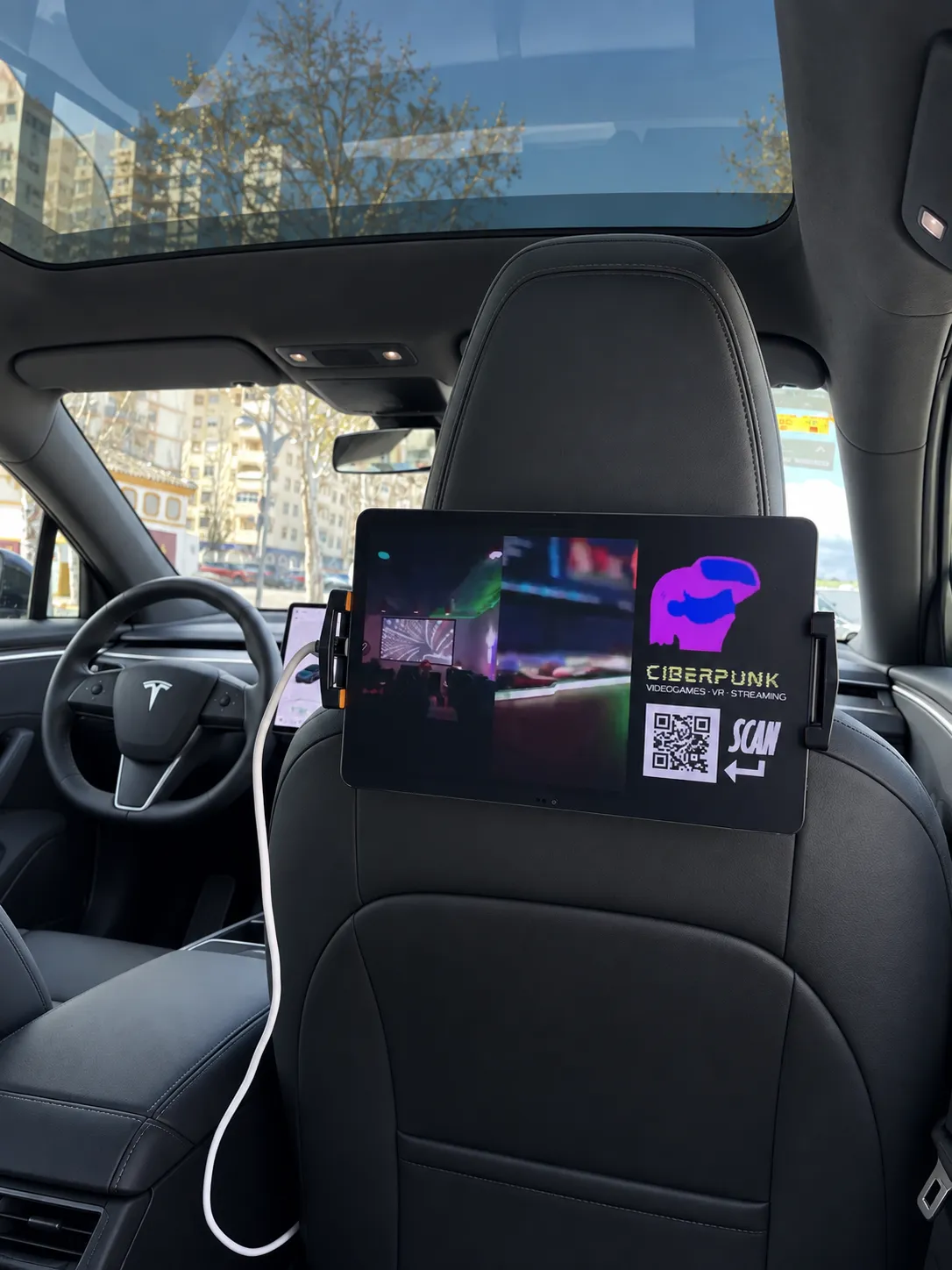 Pantalla con anuncio en el reposacabezas de un Tesla
