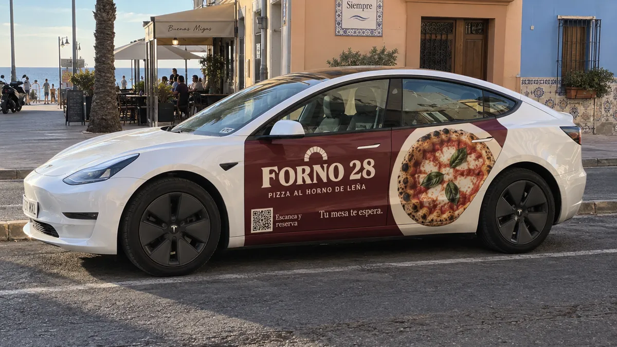Coche VTC de la flota con el anuncio de una pizzería vinilado en las puertas