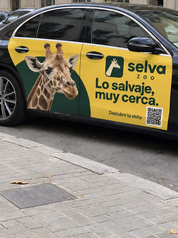 Vinilo de un zoo en las puertas de un coche de la flota