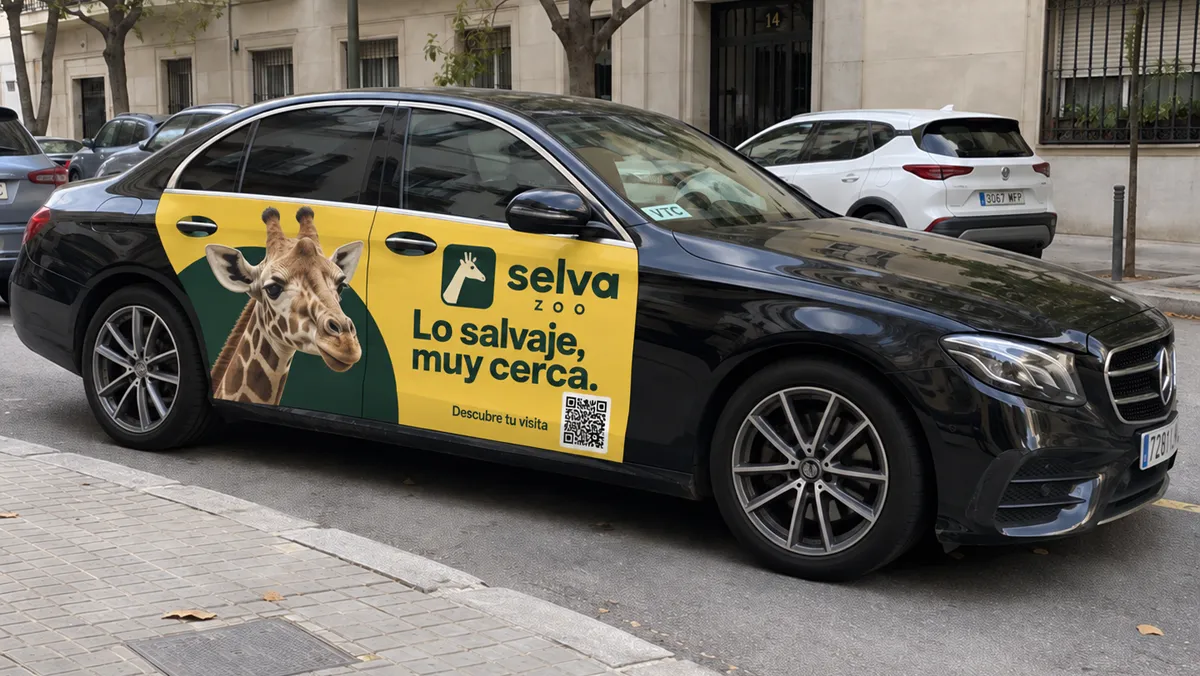 Coche VTC de la flota con el anuncio de un zoo vinilado en las puertas